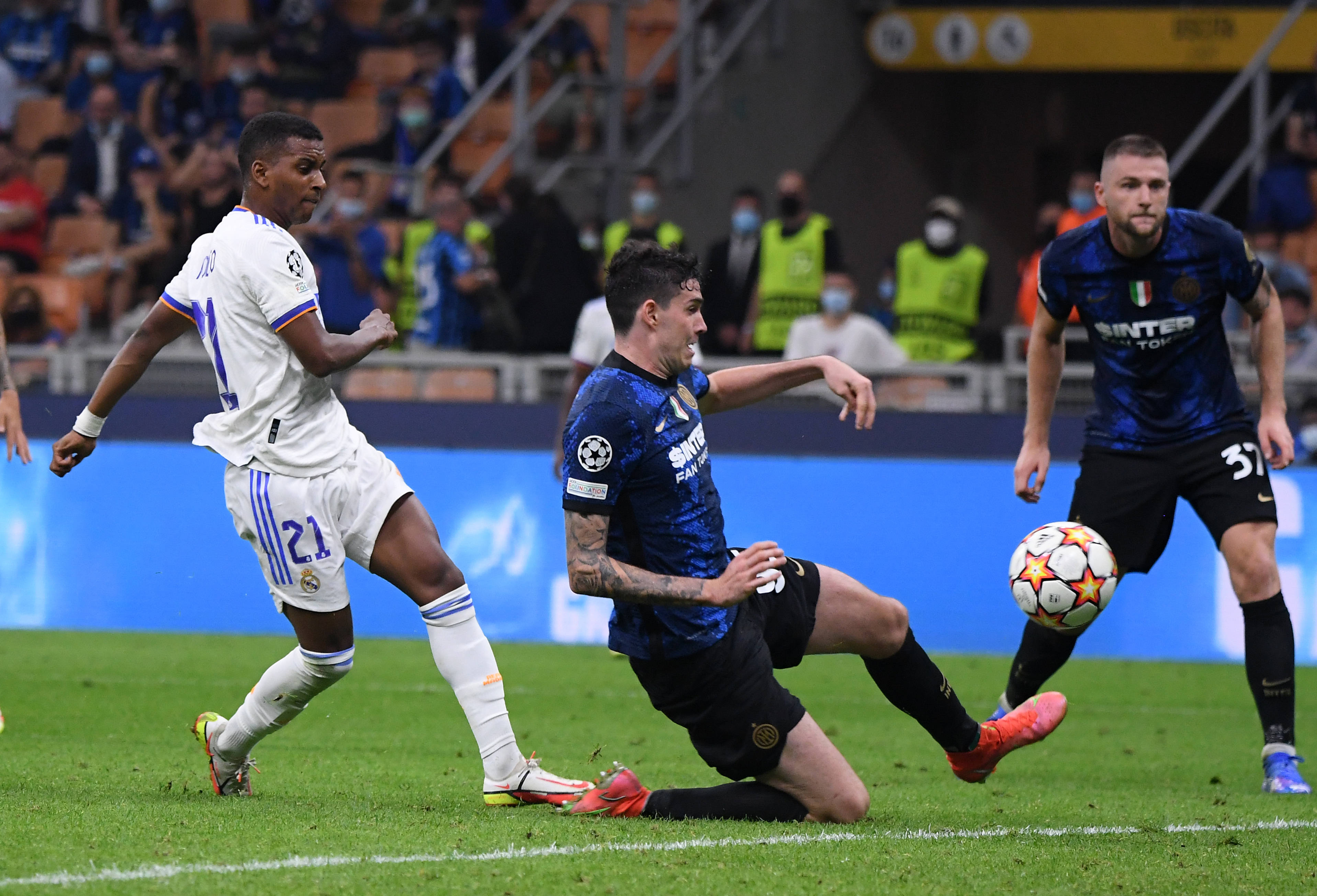 法甲半场：隆吉耶破僵，客队三中门框，梅斯暂0-1雷恩（法甲半场：隆吉耶先拔头筹，客队三次中框，梅斯暂以0-1落后雷恩）