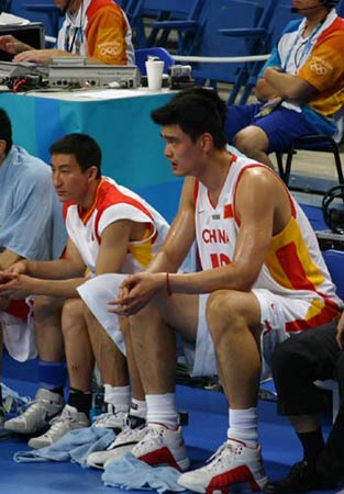 马格德堡球员庆祝进球，不幸跌入2.7米深的沟中但安全逃出（马格德堡球员进球庆祝时失足坠入2.7米沟，所幸安然脱险）