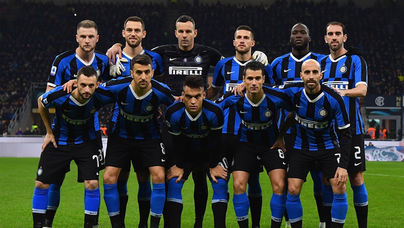 足球国足球迷自发组织万人方阵助威（万名球迷自发组建方阵为国足助威）