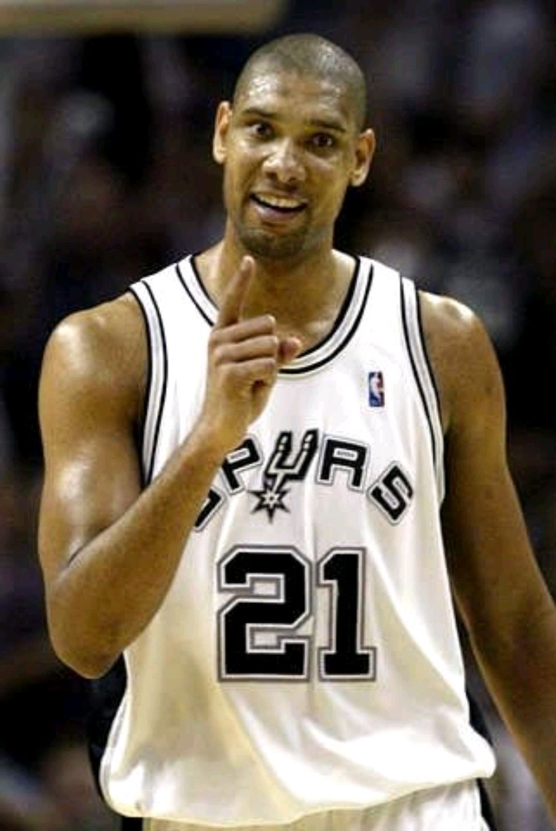 记者：奥斯卡身边人认为他没法继续踢球了，他在体能测试时突感不适（记者：奥斯卡身边人士称他或已无法再踢球，体能测试中突感不适）