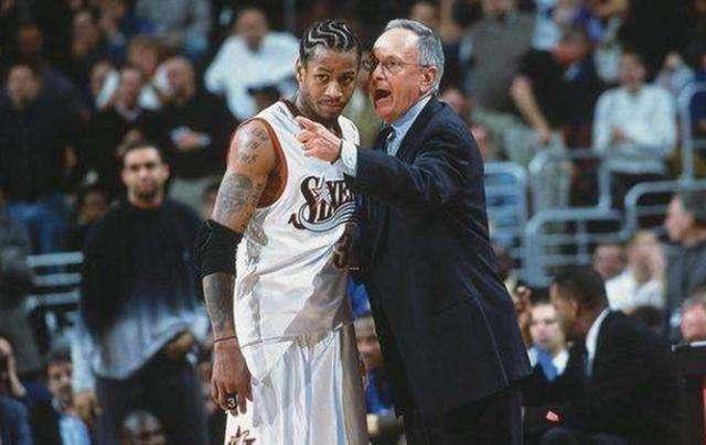 每体：一名巴萨球迷因点燃焰火导致公交车起火被逮捕（每体：巴萨球迷燃放焰火致公交起火，已被警方拘捕）