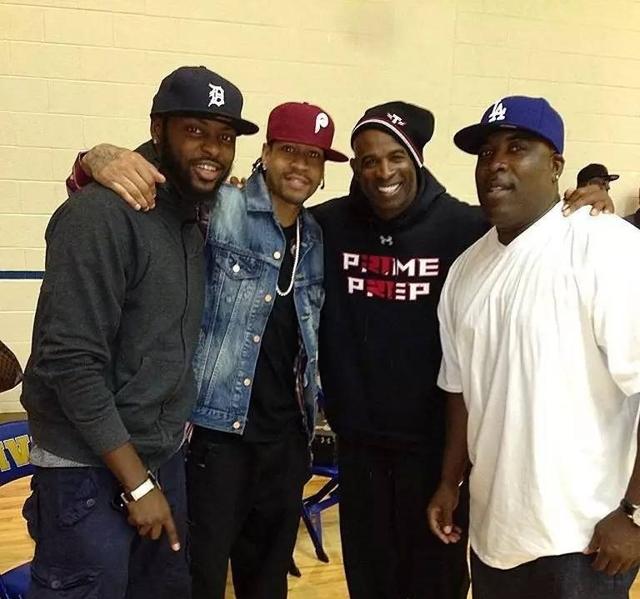 格雷米奥扳平后，主帅梅内塞斯与球迷发生口角并向其竖中指（格雷米奥追平后，主帅梅内塞斯与球迷口角并做出竖中指手势）