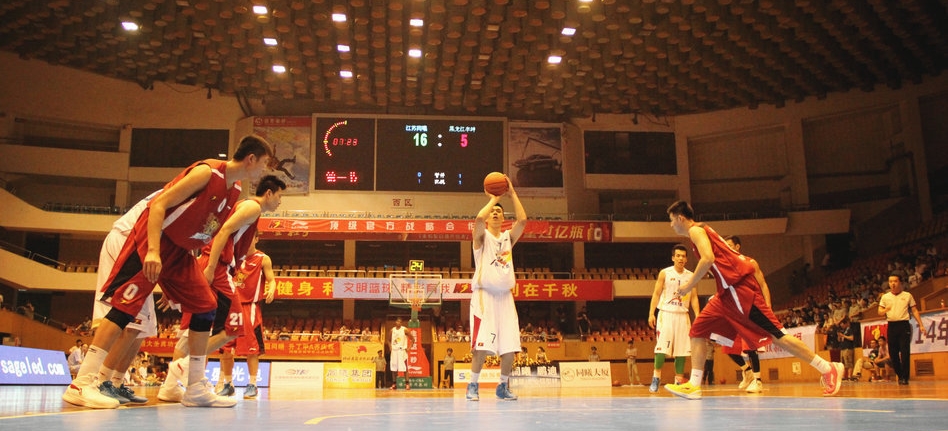 广东男篮防守稳固力克上海（广东男篮凭坚实防守击败上海队）